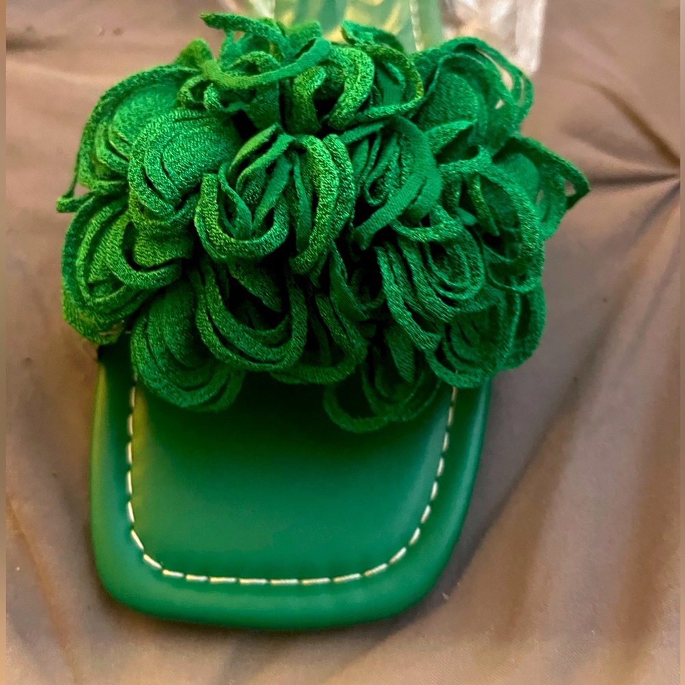 Women's sandal- green  size 9